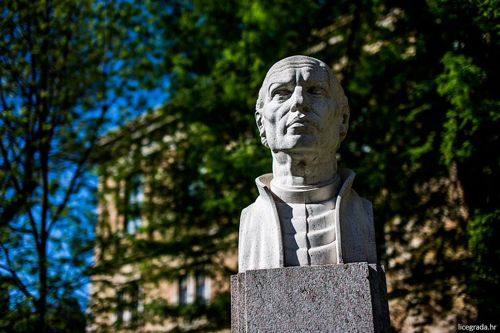 Zrinjevac, bista Ruđera Boškovića. Pokraj zgrade HAZU na zelenom valu (istočna strana)